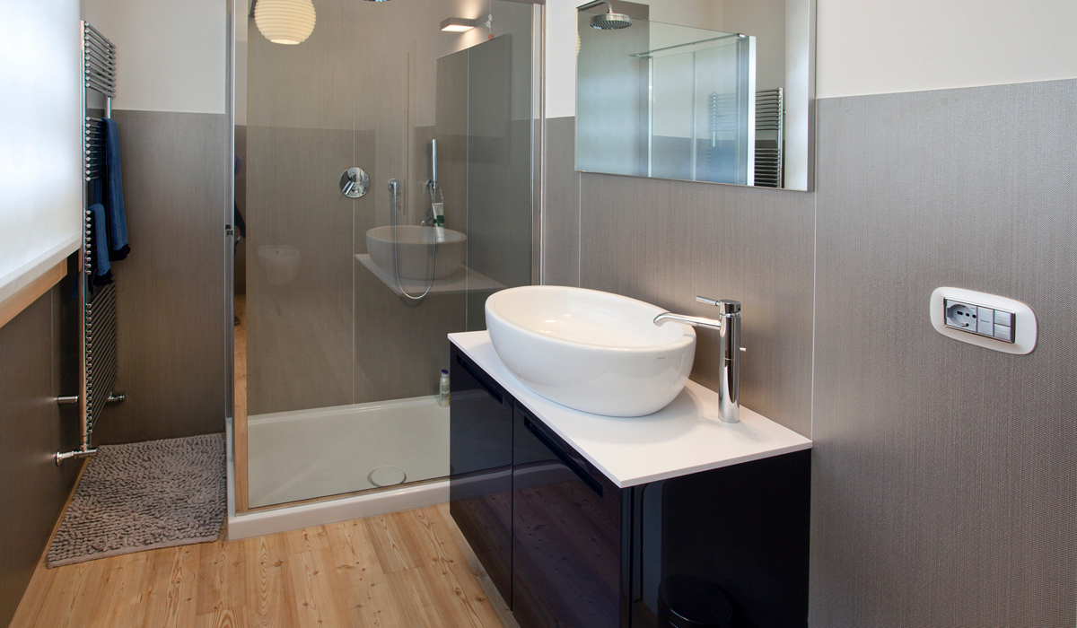 Filo porcelain panels in hotel bathroom 